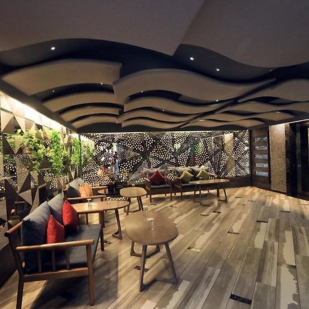 Humming Bird Hotel & Banquet Ānand Exterior foto